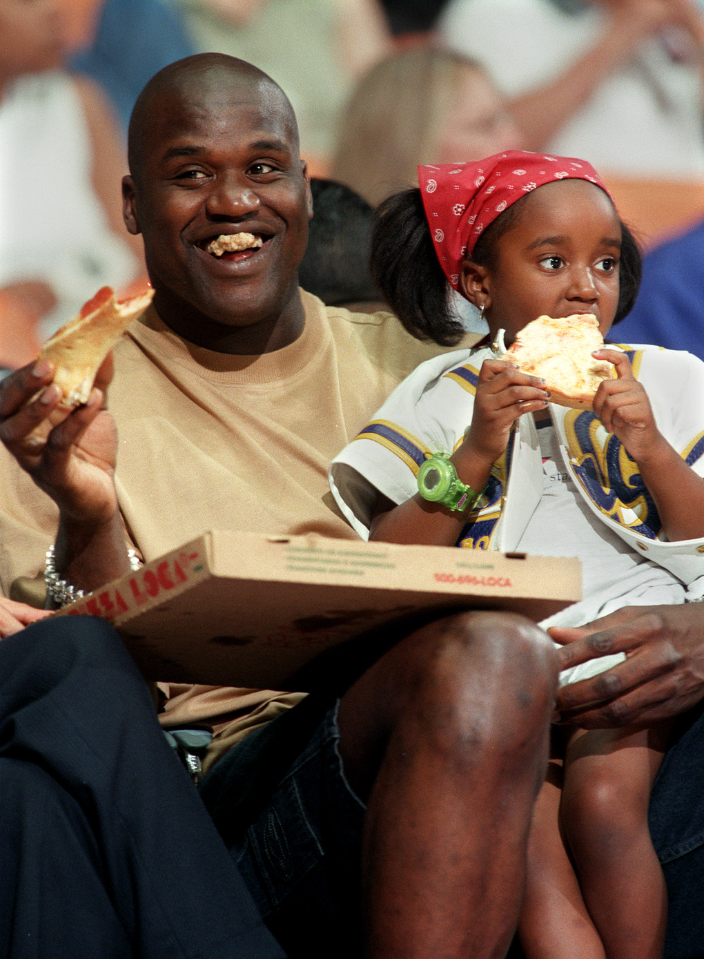 Shaquille O'Neal and his daughter Taahirah O'Neal eat pizza courtside at the LA Sparks WNBA game on June 20, 2000. | Source: Getty Images