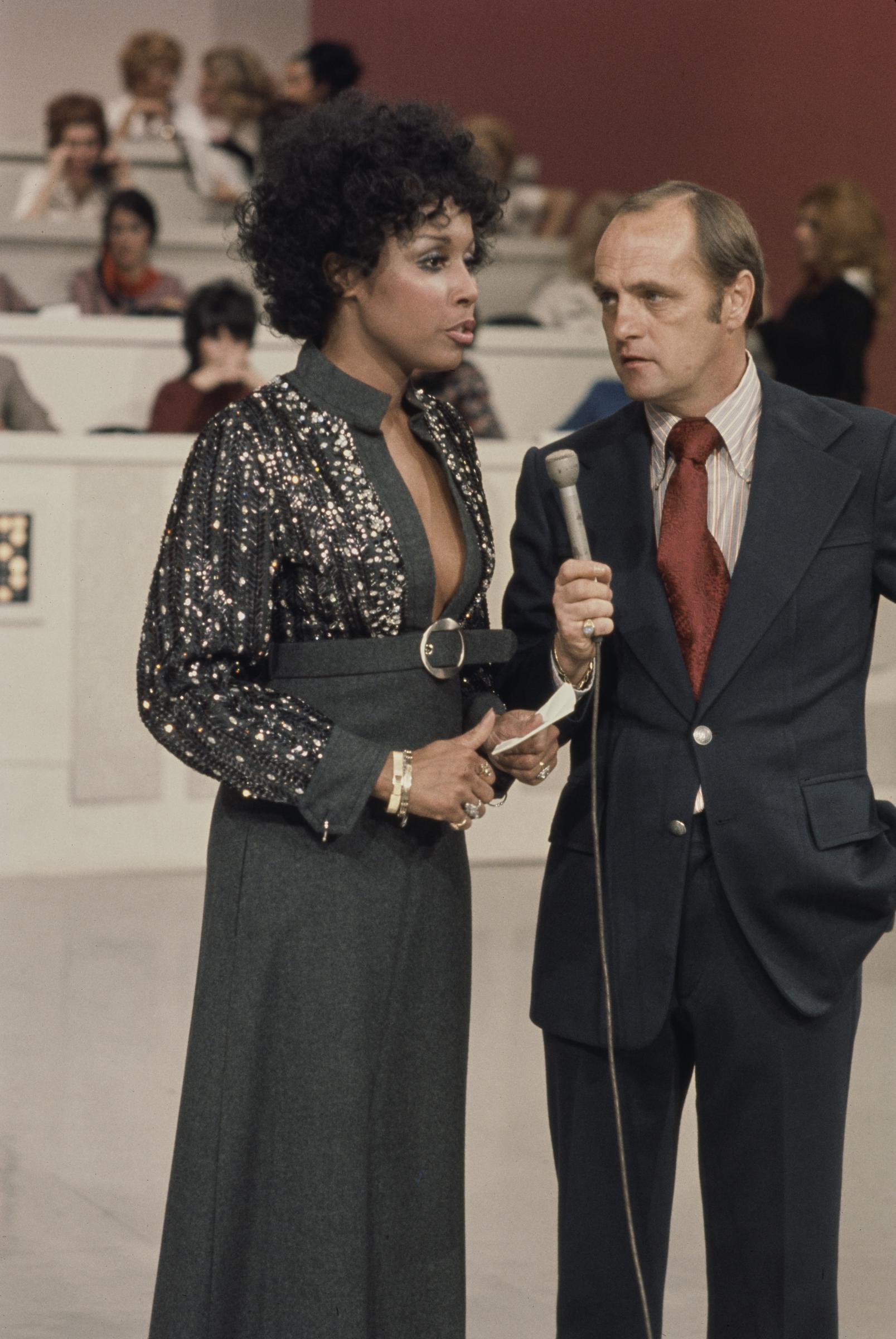 Bob Newhart talks to a guest on "The Bob Newhart Show" while a live audience watches, circa 1970s | Source: Getty Images