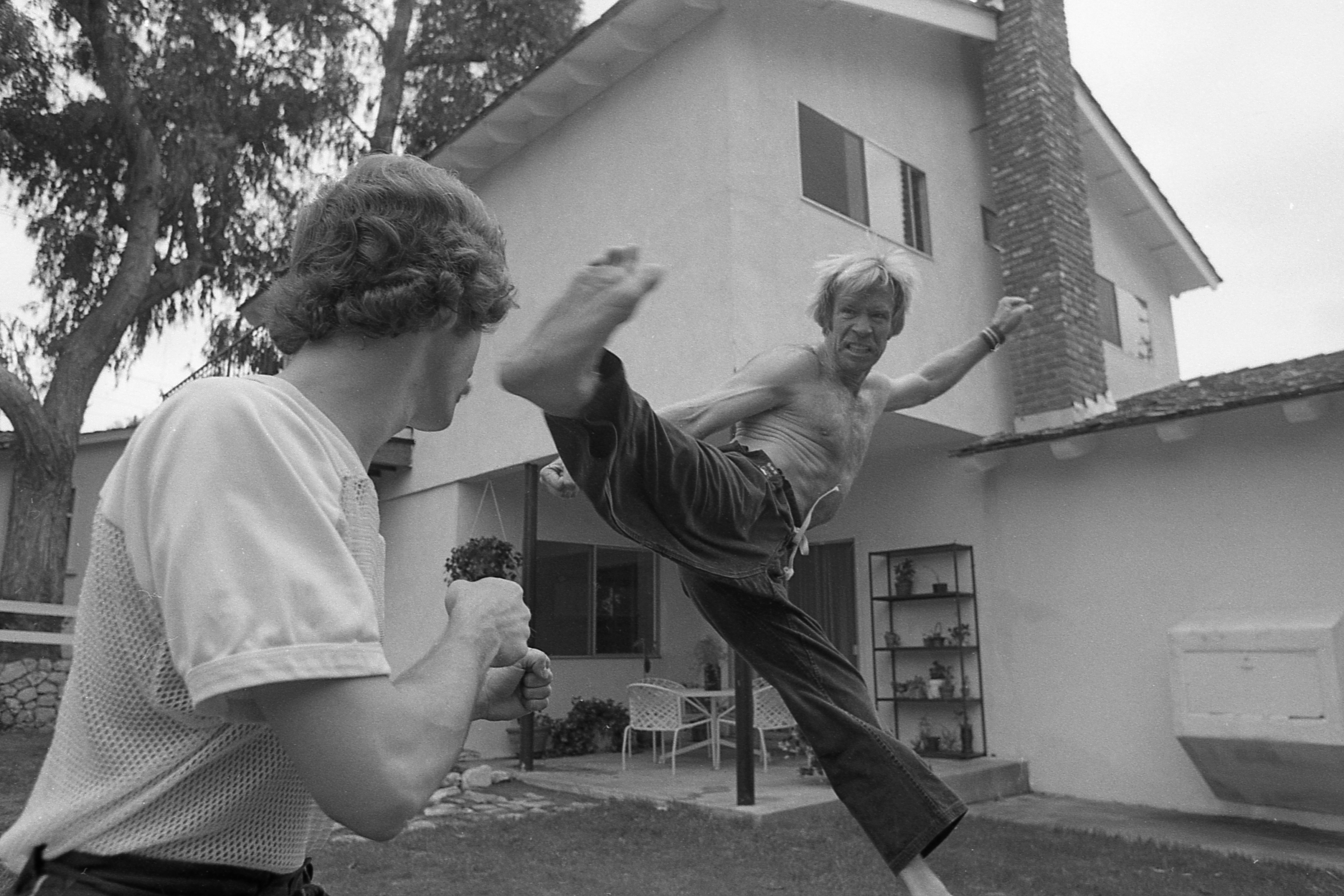 Chuck Norris practicing Kung Fu with a trainer in the back yard of his house in 1978 in Palos Verdes, California circa 1978 | Photo: Nik Wheeler/Corbis via Getty Images