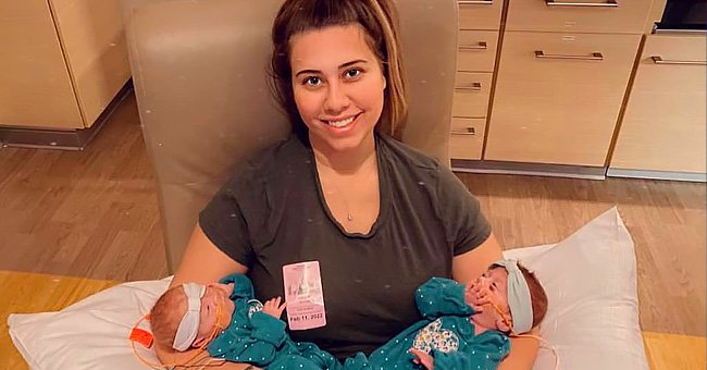 Taylor Davis holding her twin girls, Avery and Emersyn in her arms. | Source: facebook.com/GolisanoChildrensHospitalofSouthwestFlorida