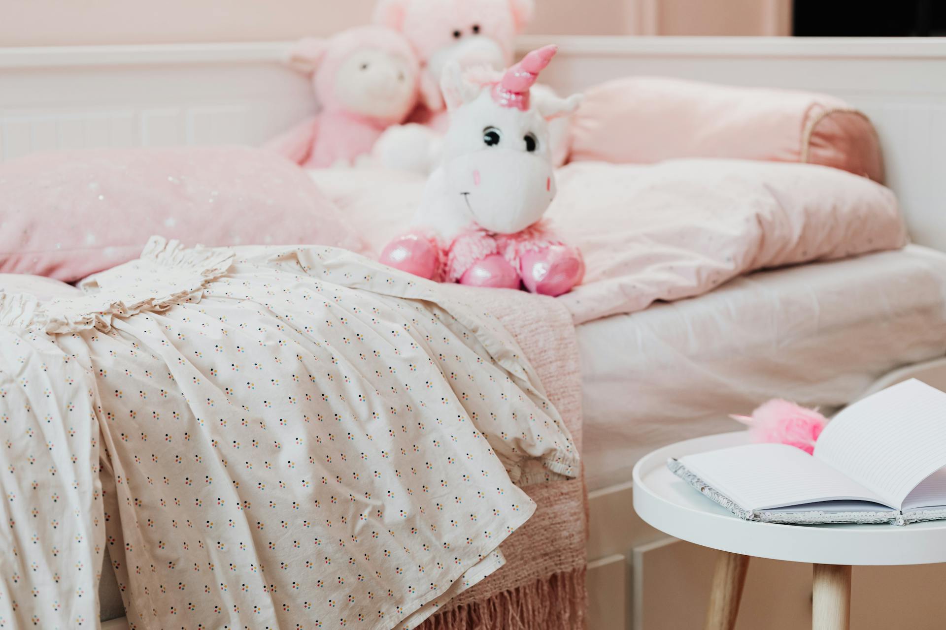A bedroom with stuffed toys | Source: Pexels