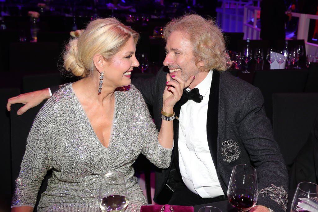 Thomas Gottschalk und seine Freundin Karina Mross im RheinMain CongressCenter am 1. Februar 2020 in Wiesbaden. | Quelle: Getty Images