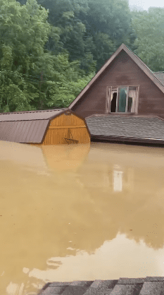 Ein Haus, das in Hochwasser getaucht ist. | Quelle: Facebook.com/Brooke Hasch WHAS 11