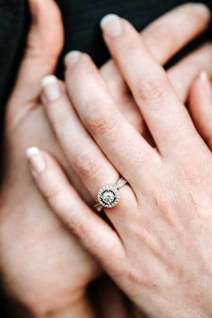 Un anillo de compromiso en el dedo de una chica. | Foto: Unsplash