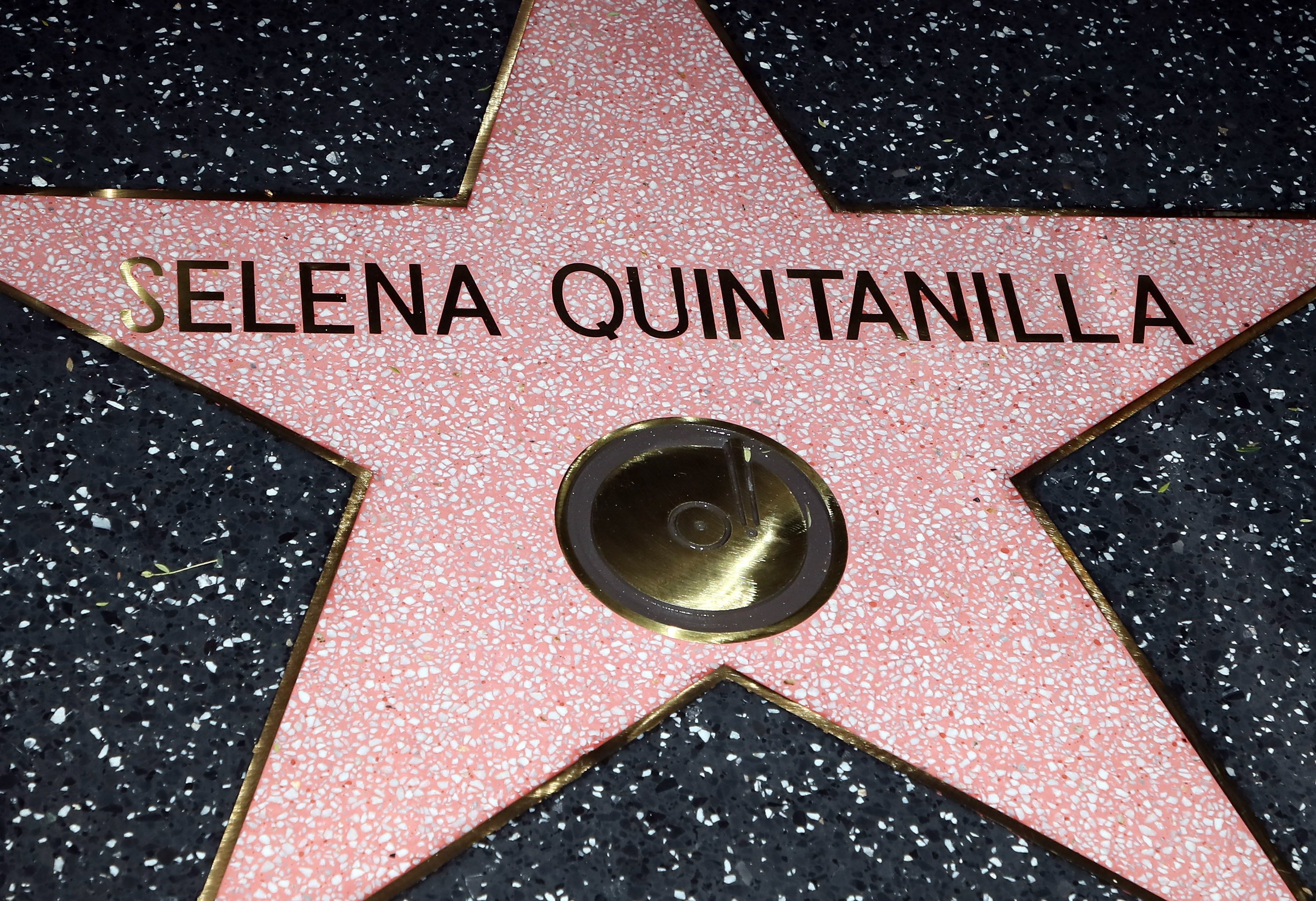 Estrella del Paseo de la Fama de Selena Quintanilla en Hollywood, California, el 3 de noviembre de 2017 || Fuente: Getty Images Estrella del Paseo de la Fama de Selena Quintanilla en Hollywood, California, el 3 de noviembre de 2017 || Fuente: Getty Images