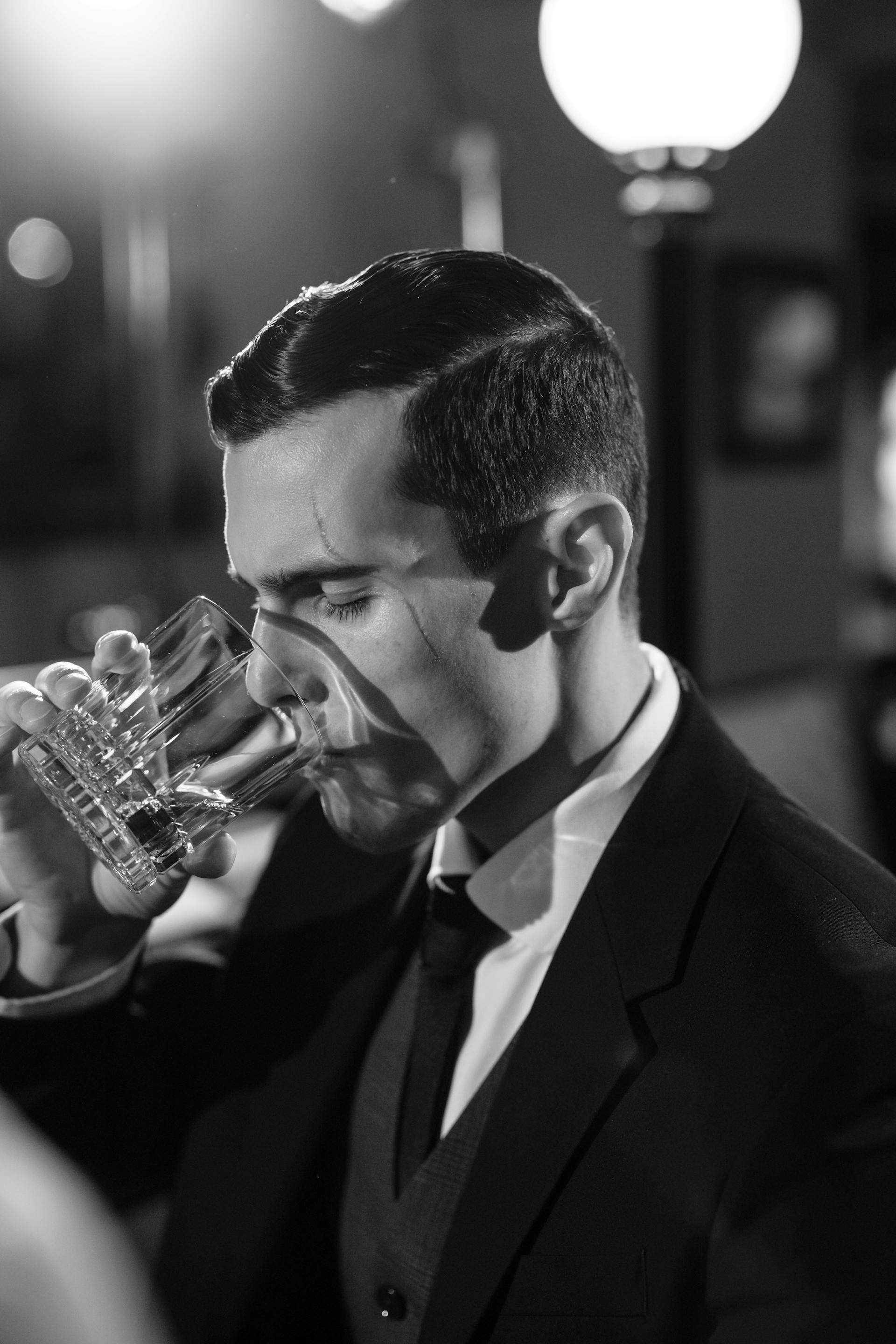 A mysterious man drinking whiskey | Source: Pexels