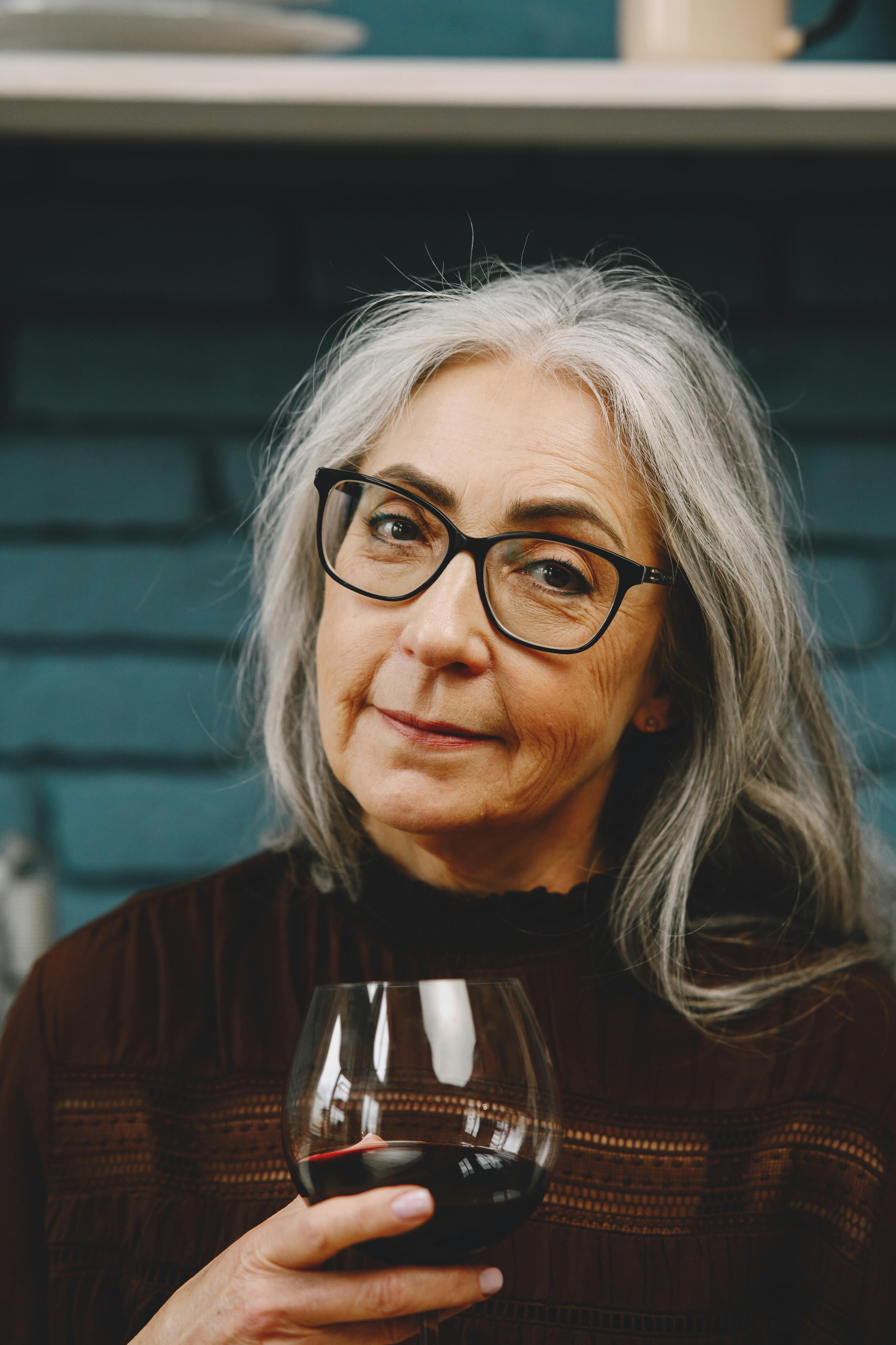 A serious woman drinking wine | Source: Pexels