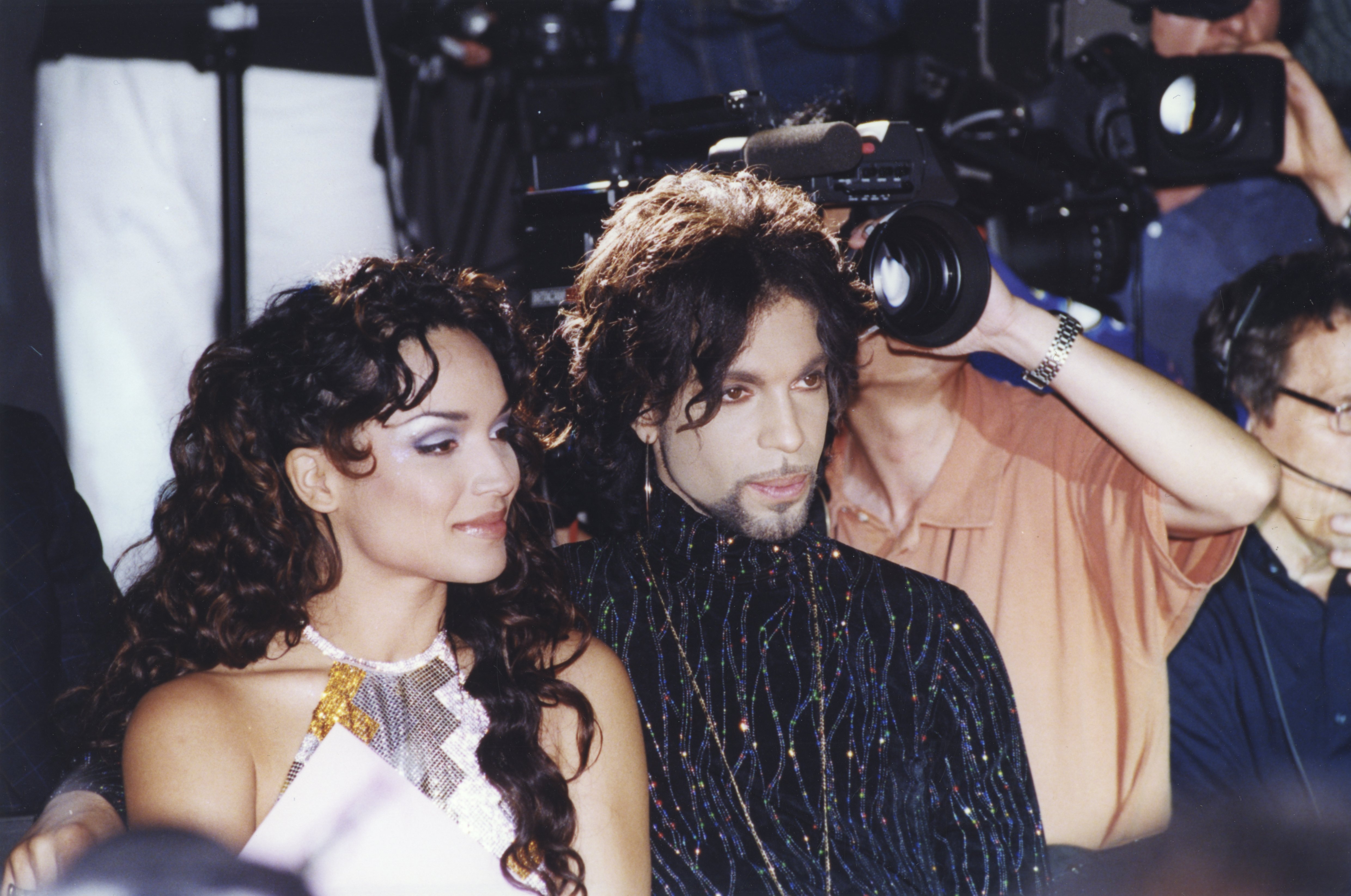 Prince and Mayte Garcia during the Versace fashion show in Paris on July 15, 1999, France | Photo: GettyImages