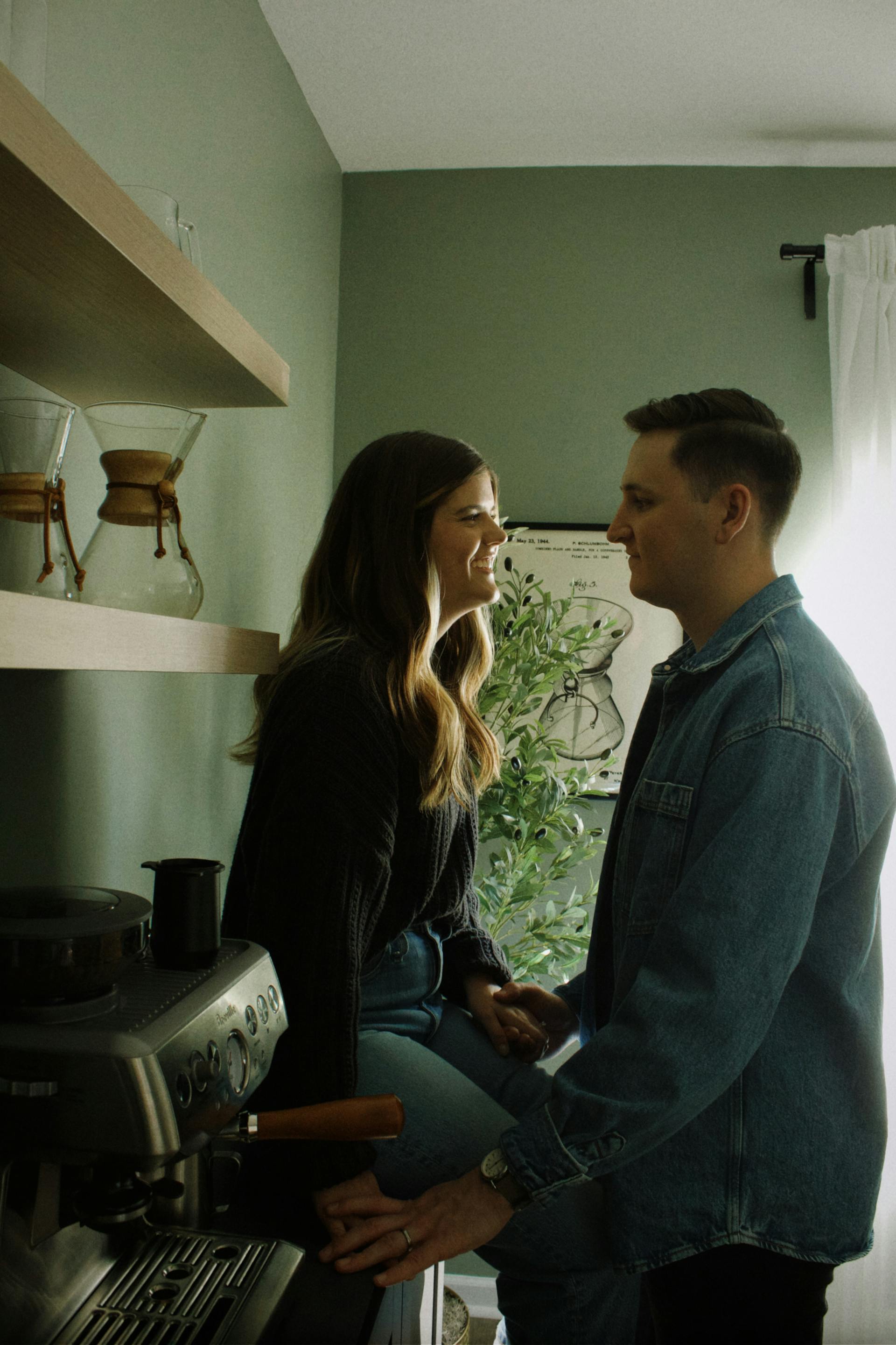 A young couple in their kitchen | Source: Pexels