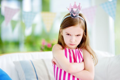 Angry little girl. | Source: Shutterstock.