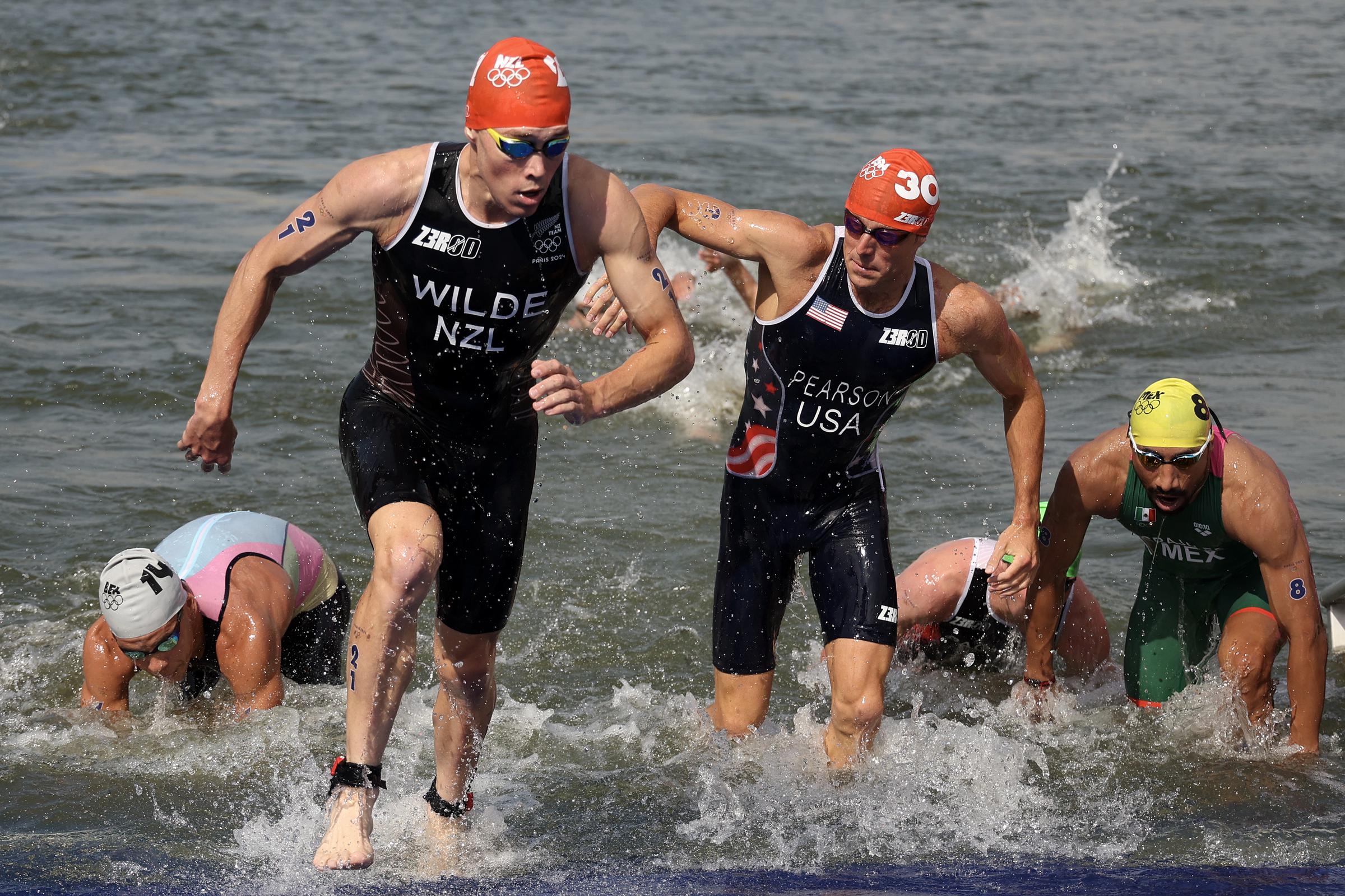 Hayden Wilde and Morgan Pearson compete during Men's Individual Triathlon at the Olympic Games Paris 2024 in Paris, France, on July 31, 2024 | Source: Getty Images