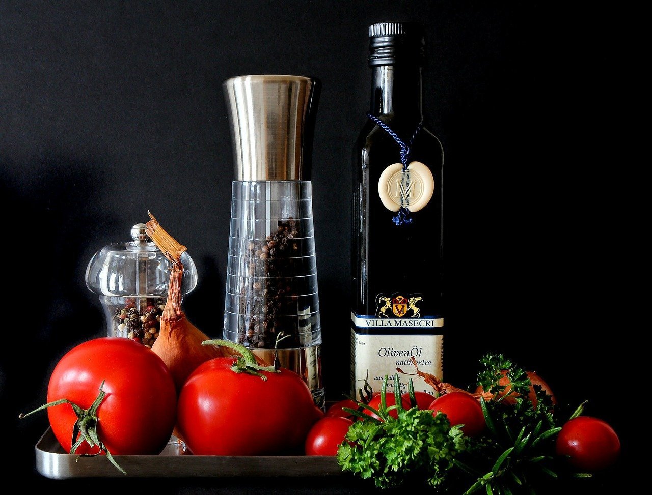 Tomates y aceite de oliva. | Foto: Pixabay