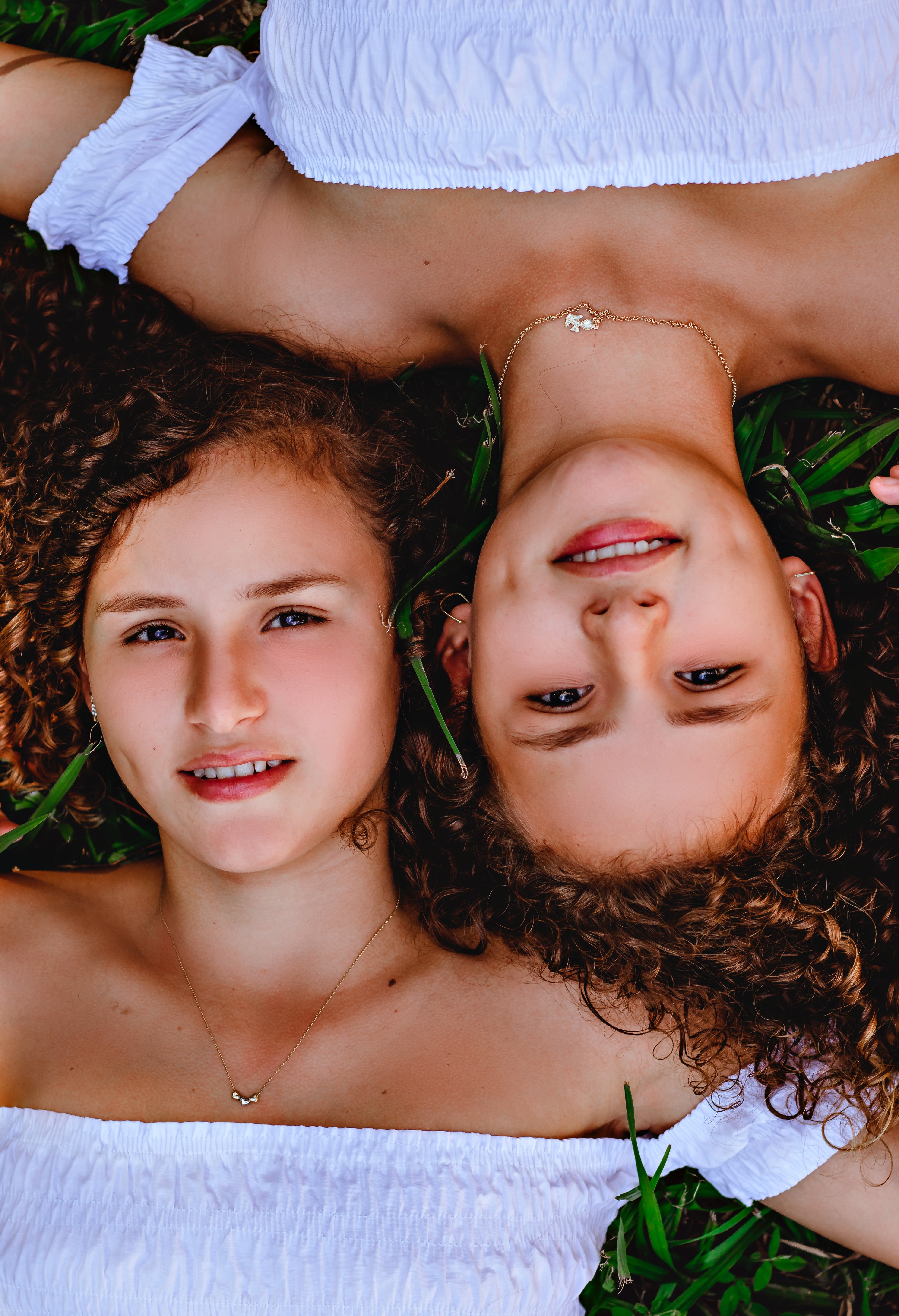 Kelly and Alice grew up as sisters. | Source: Unsplash