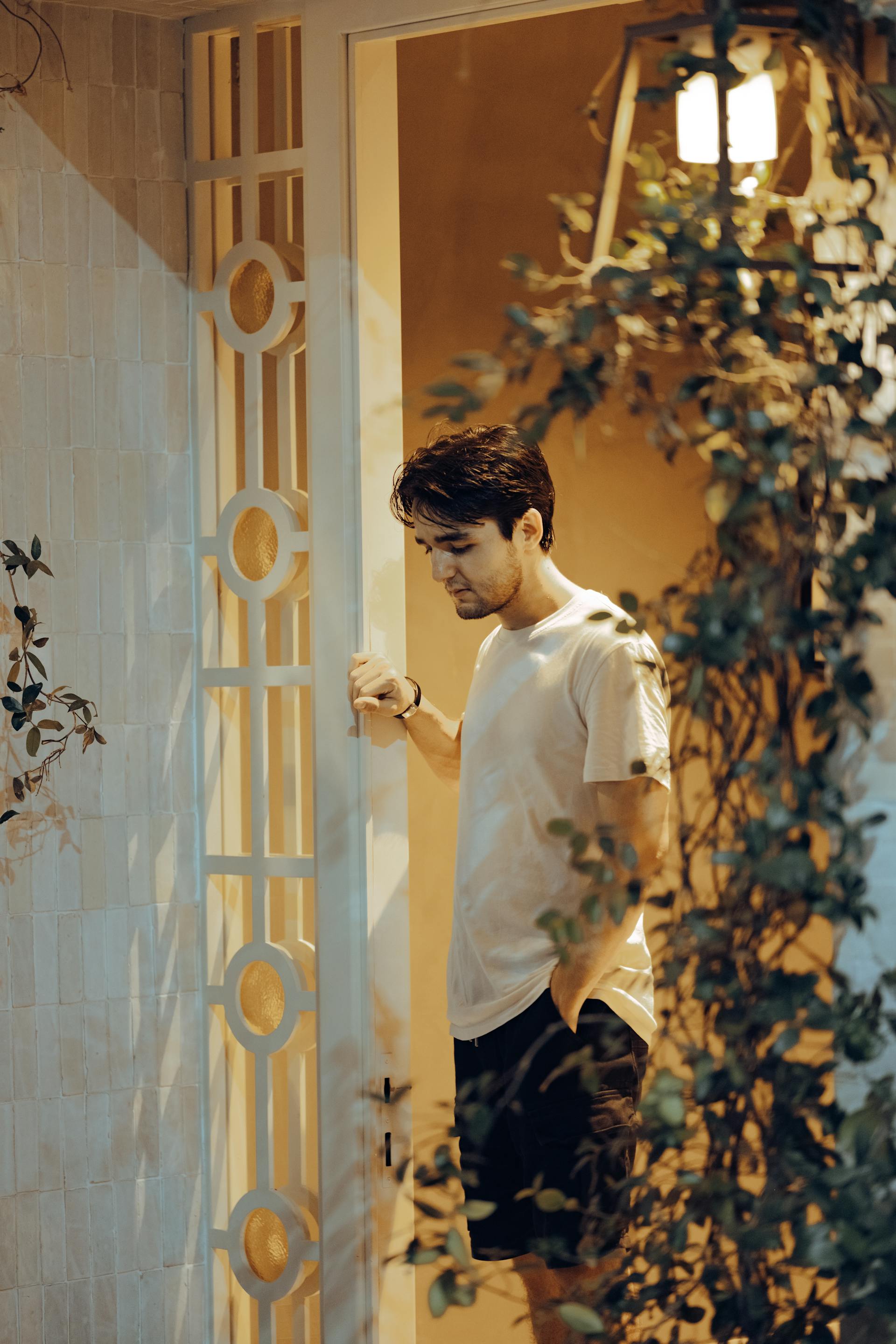 A man standing in the doorway | Source: Pexels