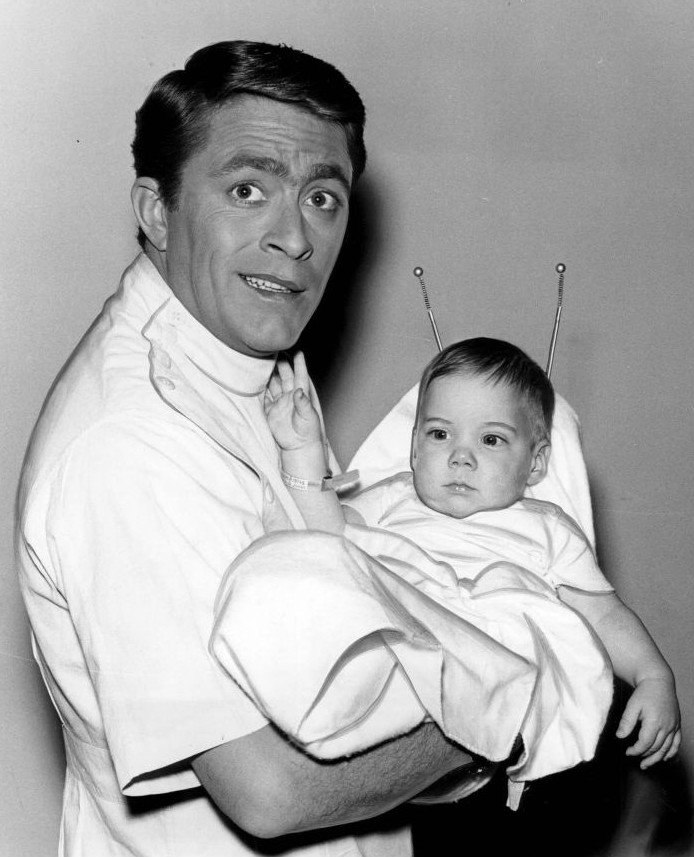 Bill Bixby in "My Favorite Martian" in 1965. | Source: Wikimedia Commons.