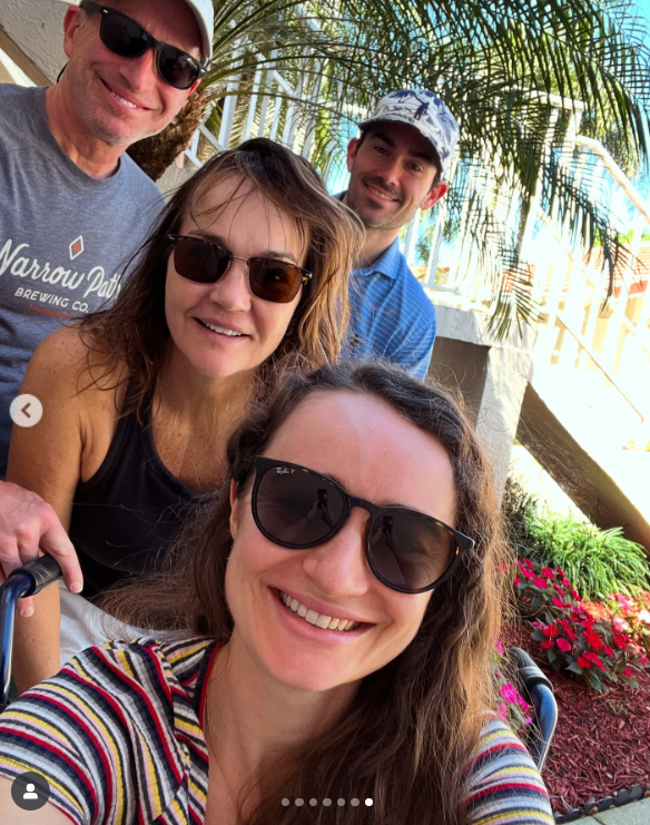 Kelley Mack takes a cheerful selfie with her loved ones while in Florida during her recovery, as posted on March 14, 2025 | Source: Instagram/itskelleymack