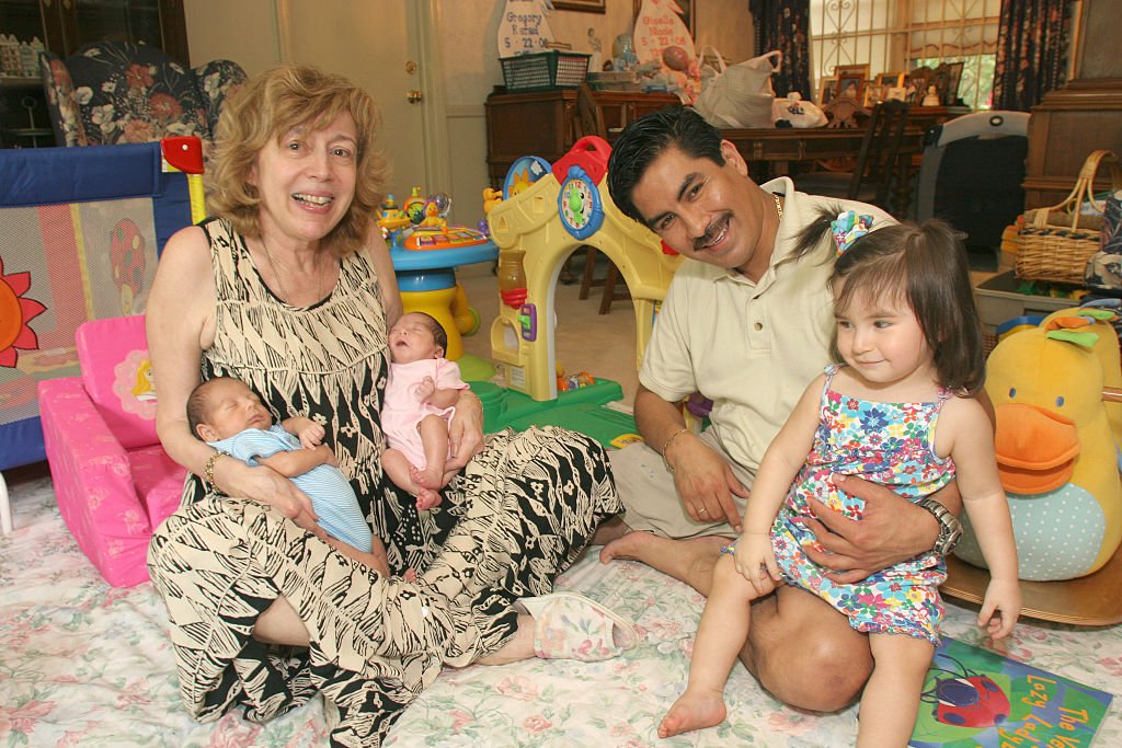 Lauren Cohen hält ihre Zwillinge zusammen mit ihrem Ehemann Frank Garcia und ihrer Tochter Raquel. | Quelle: Getty Images