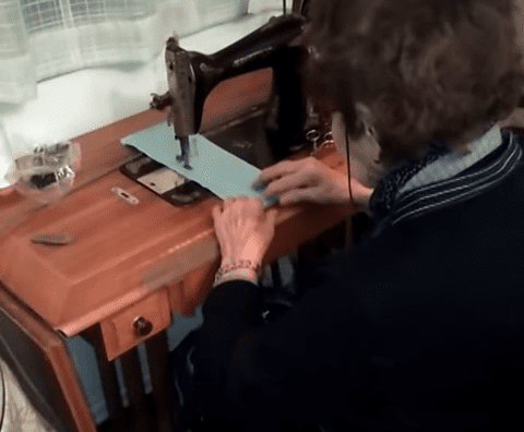 Filomena cosiendo en su máquina de coser. │Foto: YouTube / La Vanguardia