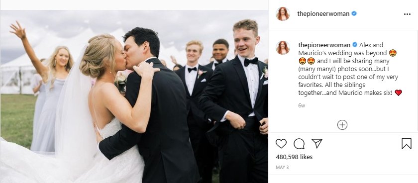 Alex and Mauricio kiss at their wedding with all of their siblings in the background. | Photo: instagram.com/thepioneerwoman
