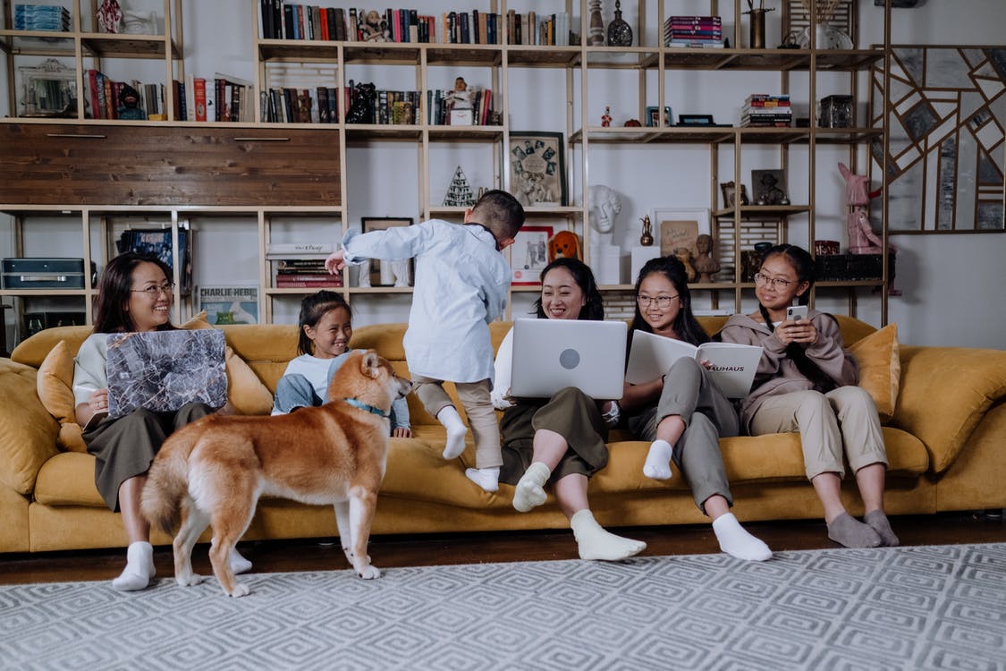 A photo of a large family sitting on a couch. | Photo: Pexels