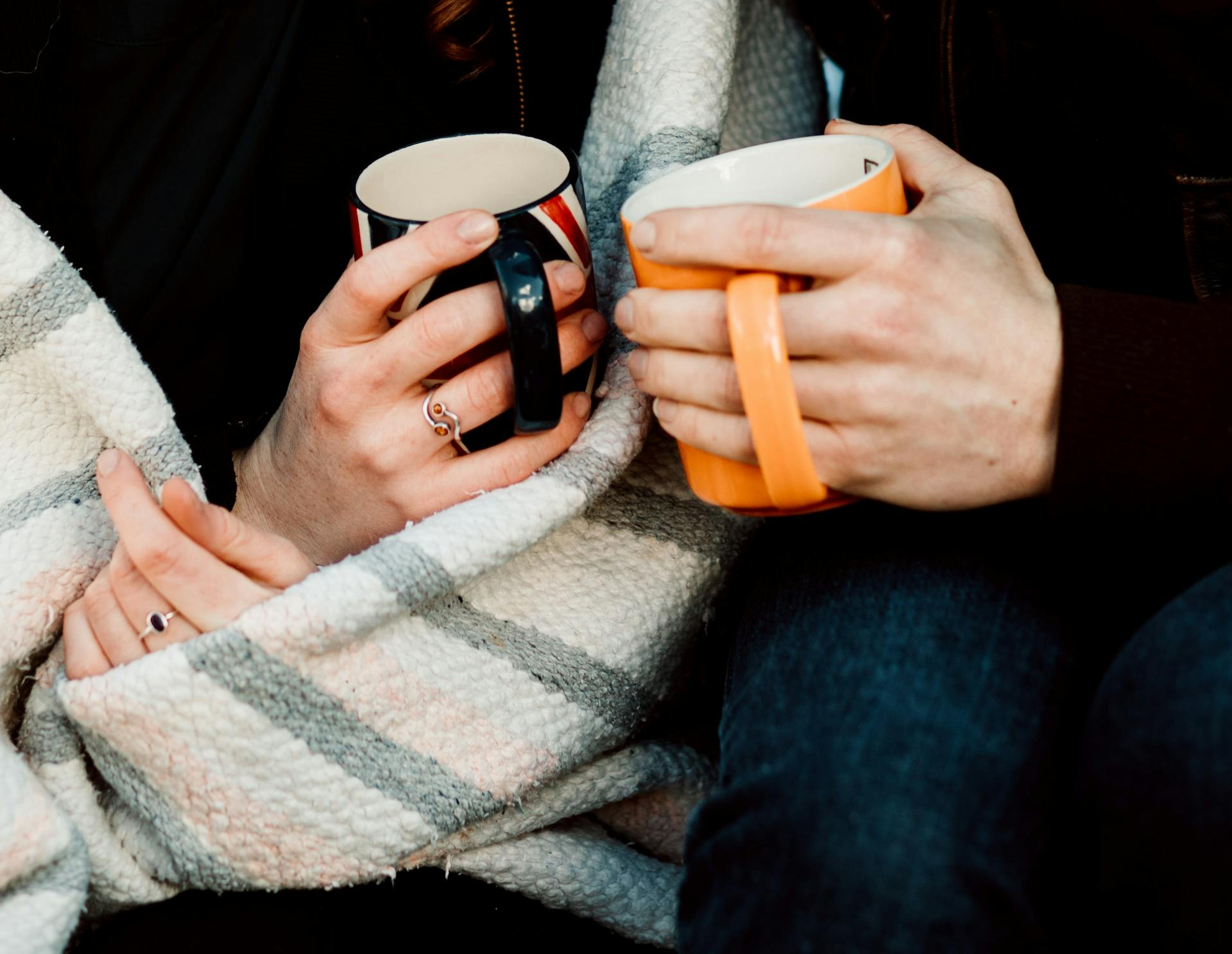 A couple holding coffee mugs | Source: Pexels