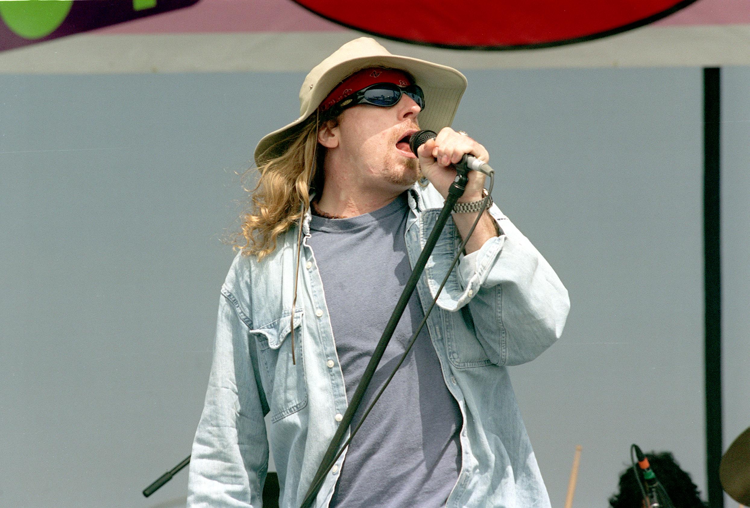 The singer performs at The Santa Monica Civic For Rhino Fest on August 16, 1999 | Source: Getty Images
