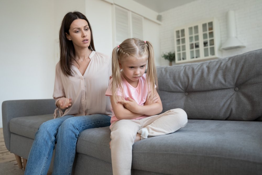 Une maman en train de gronder sa fille. | Photo : Shutterstock