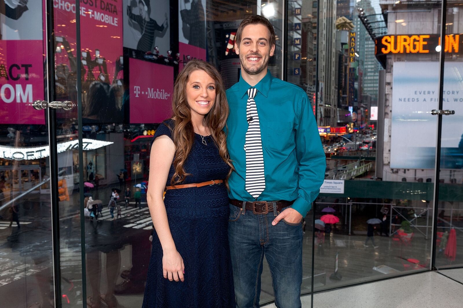 Jill Duggar Dillard (L) and husband Derick Dillard visit "Extra" at their New York studios at H&M in Times Square on October 23, 2014 in New York City | Photo: Getty Images