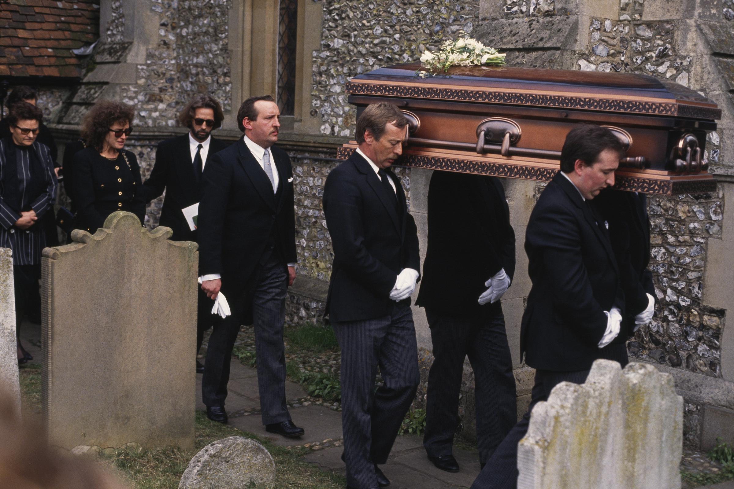 Lori del Santo and Eric Clapton at their son's funeral in Ripley, England, 1991. | Source: Getty Images
