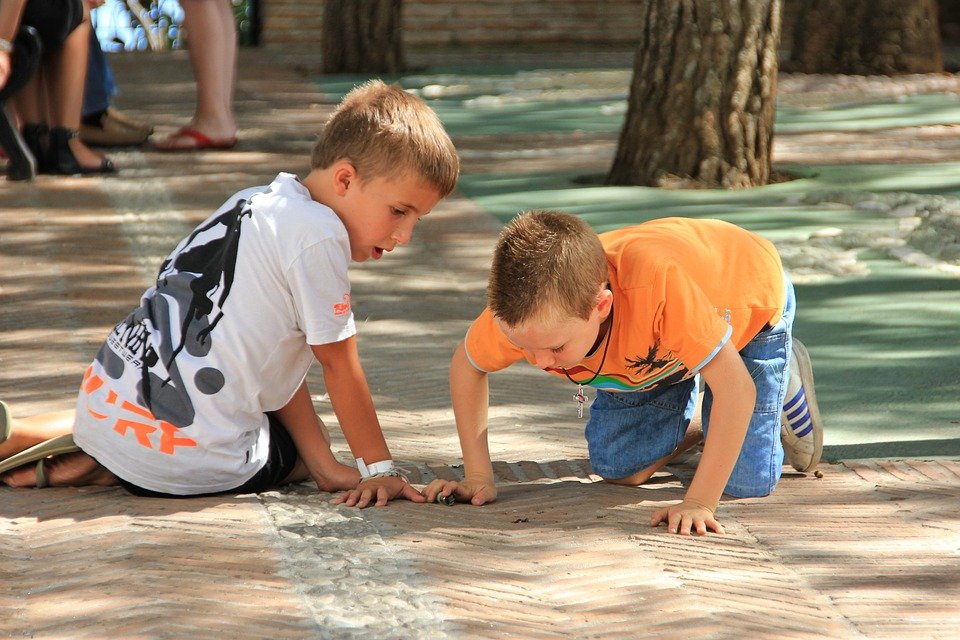 Boys playing on the ground. | Photo: Pixabay