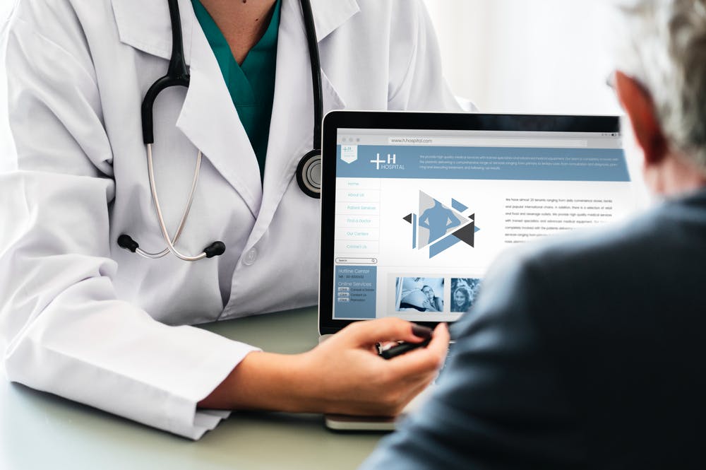 Doctor pointing at laptop | Photo: Pexels