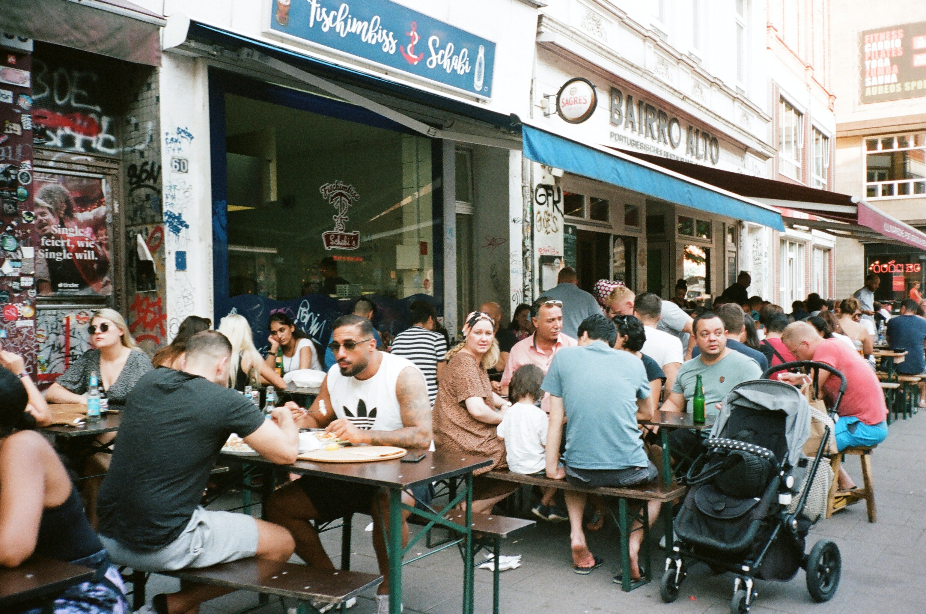 Henry was being made fun of by those eating at his restaurant. | Photo: Pexels