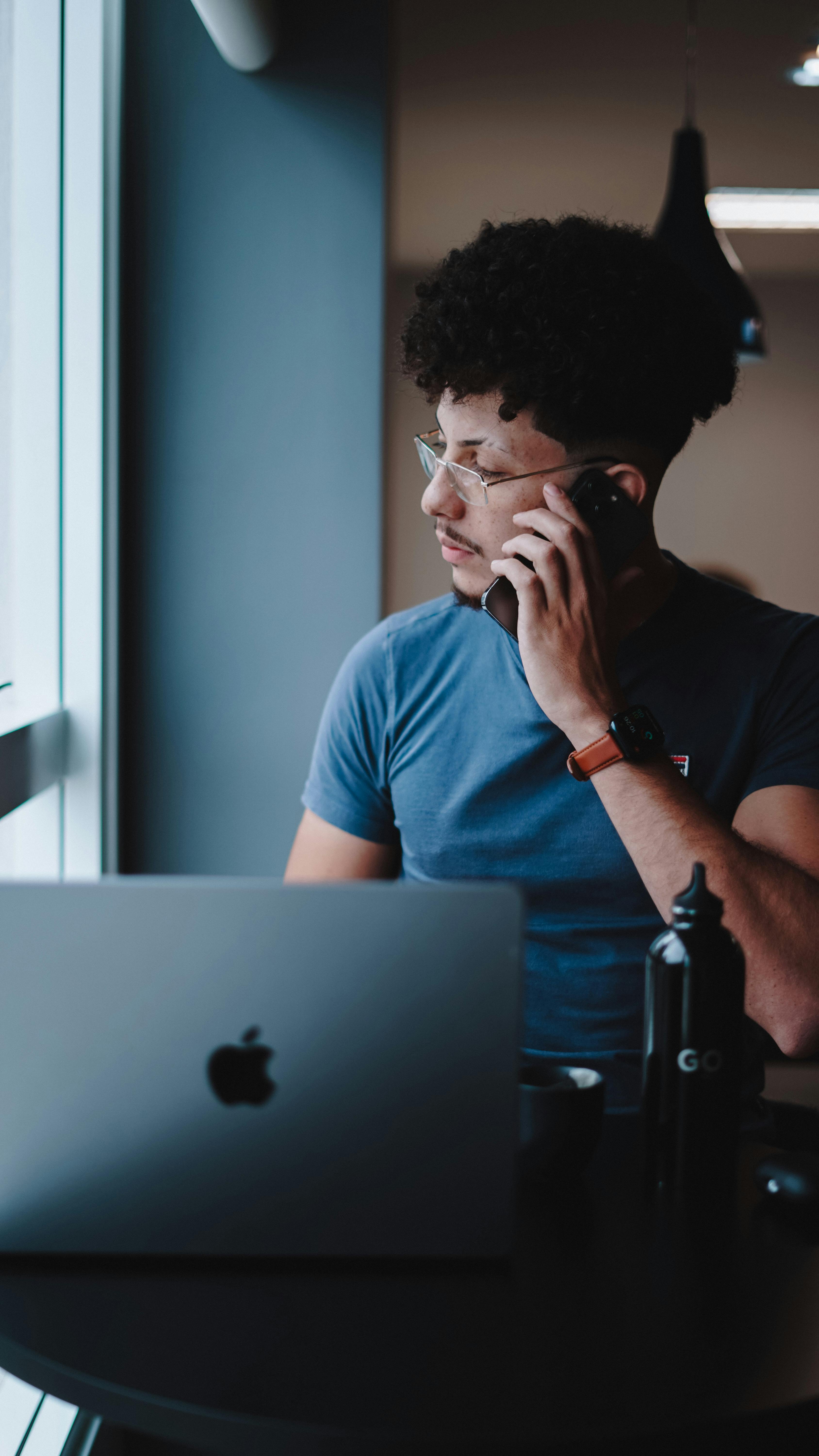 A serious man talking on the phone | Source: Pexels