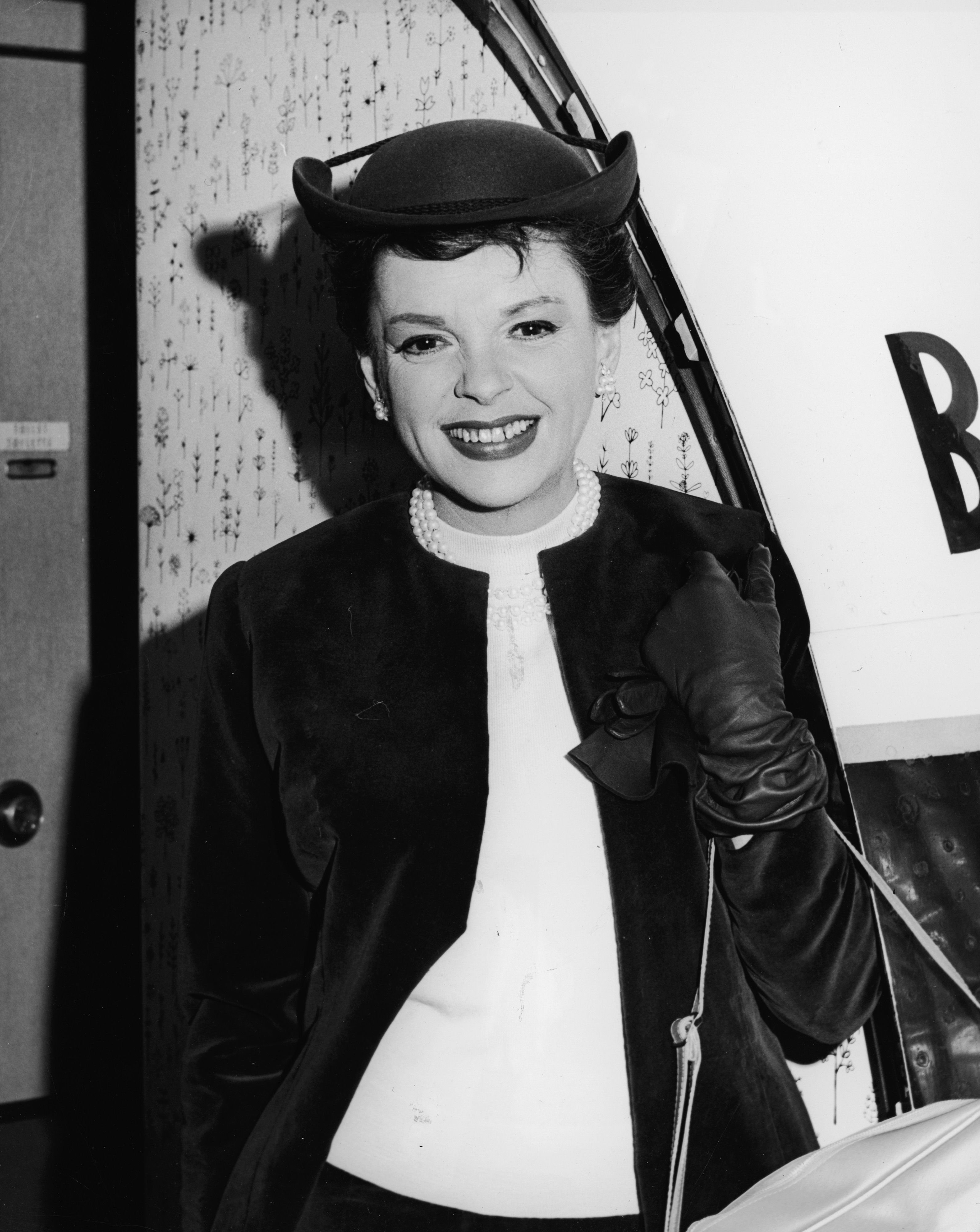Judy Garland (1922-1969) boarding a plane en route to London in 1963. | Source: Getty Images