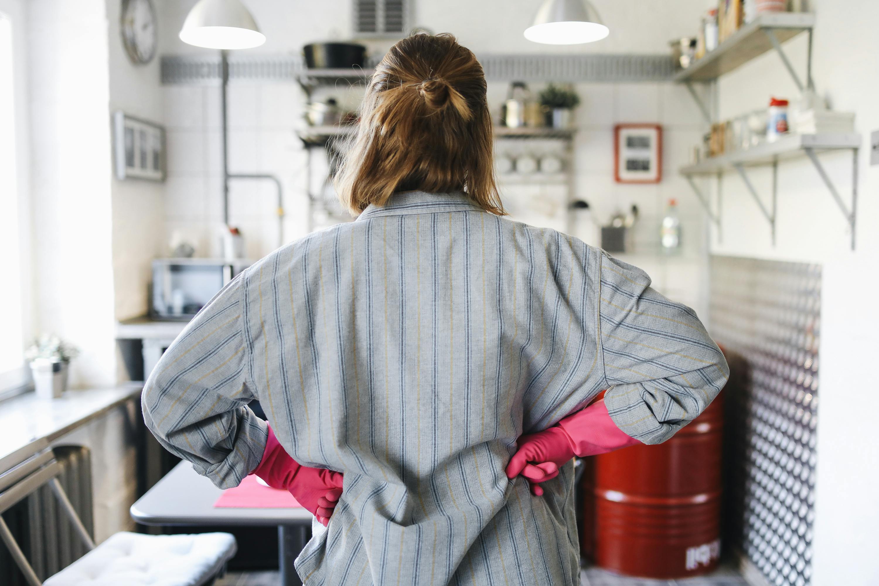 A woman doing chores | Source: Pexels