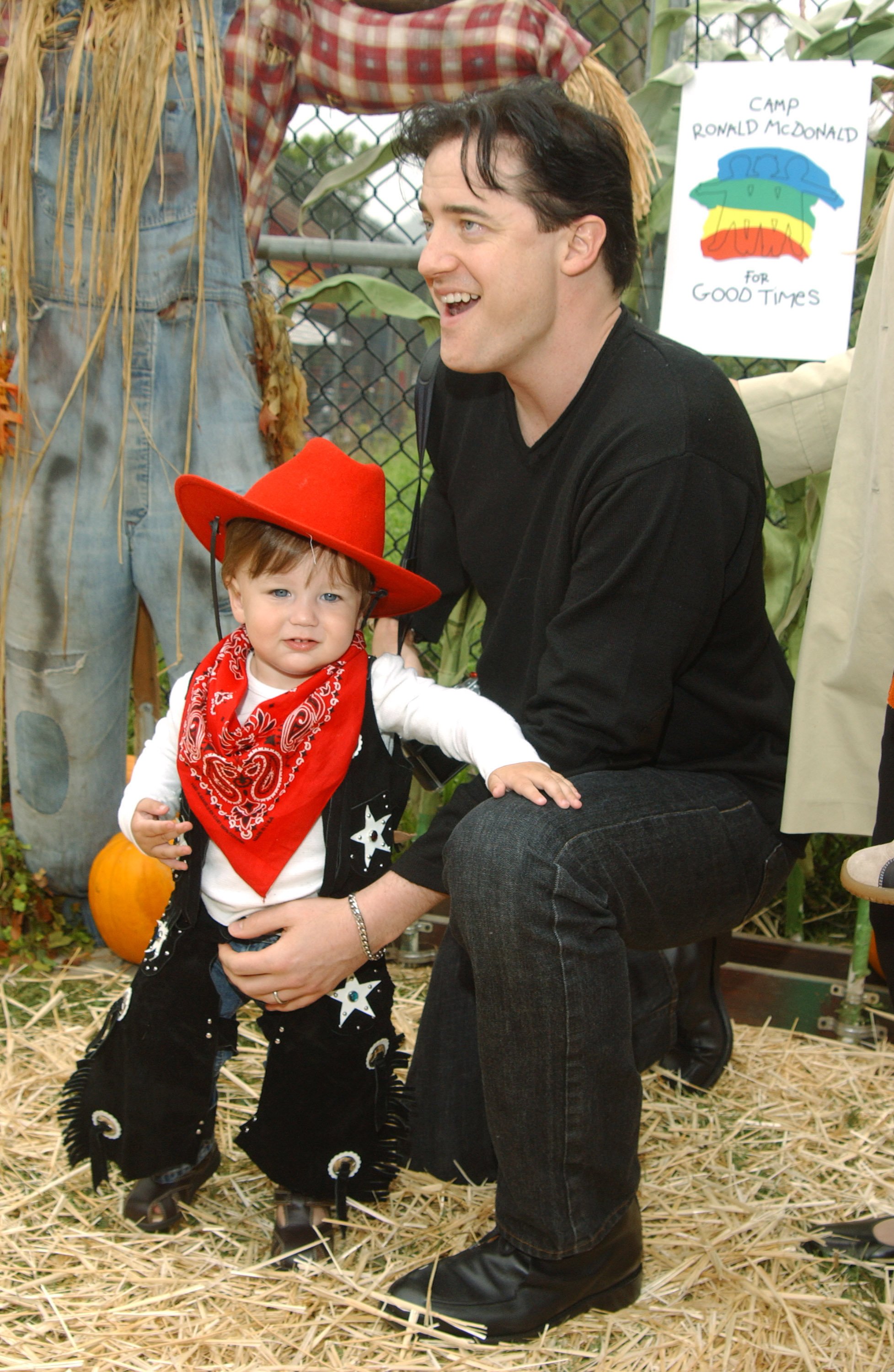Brendan Fraser ve oğlu Holden, California, Universal City'deki Good Times 13. Yıllık Cadılar Bayramı Karnavalı için Ronald McDonald Kampında.  |  Kaynak: Getty Images