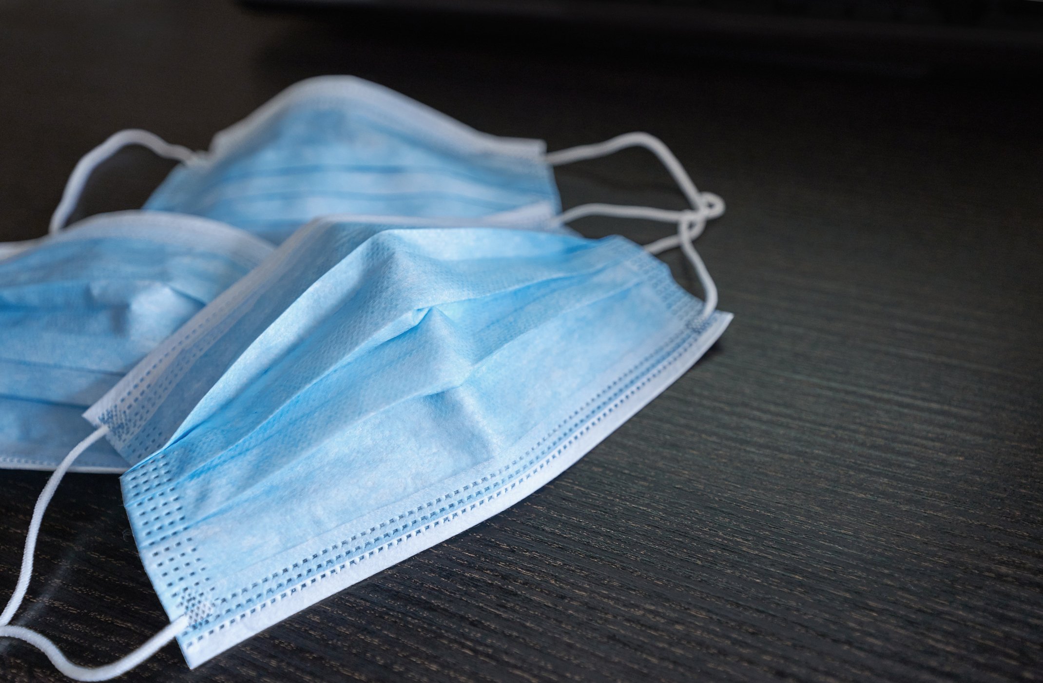 Respiratory mask on desk in office, Protective medical mask with 2019 | Photo: Getty Images