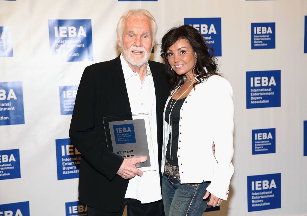 Kenny Rogers and wife Wanda Miller Rogers attend the 2017 IEBA Honors & Awards on October 17, 2017. | Photo: Getty Images