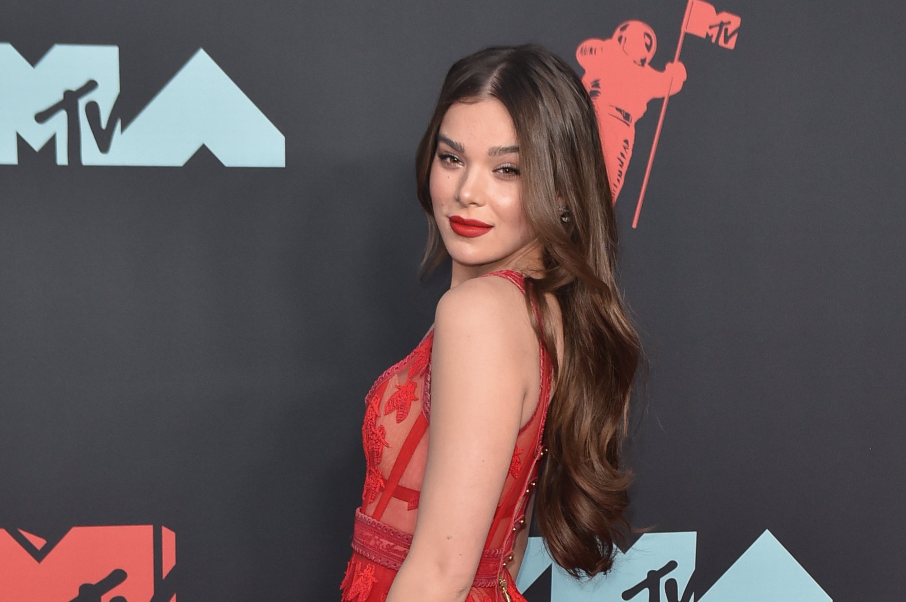 Actress Hailee Steinfeld attends the 2019 MTV Video Music Awards red carpet at Prudential Center on August 26, 2019 in Newark, New Jersey. | Source: Getty Images