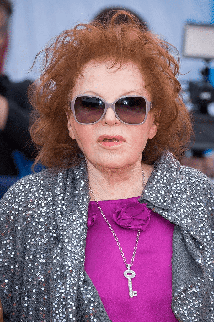 La chanteuse Régine arrive à la première de "War Dogs" et à la cérémonie de remise des prix lors du 42ème Festival du film américain de Deauville, le 10 septembre 2016 à Deauville, France. | Photo : Getty Images