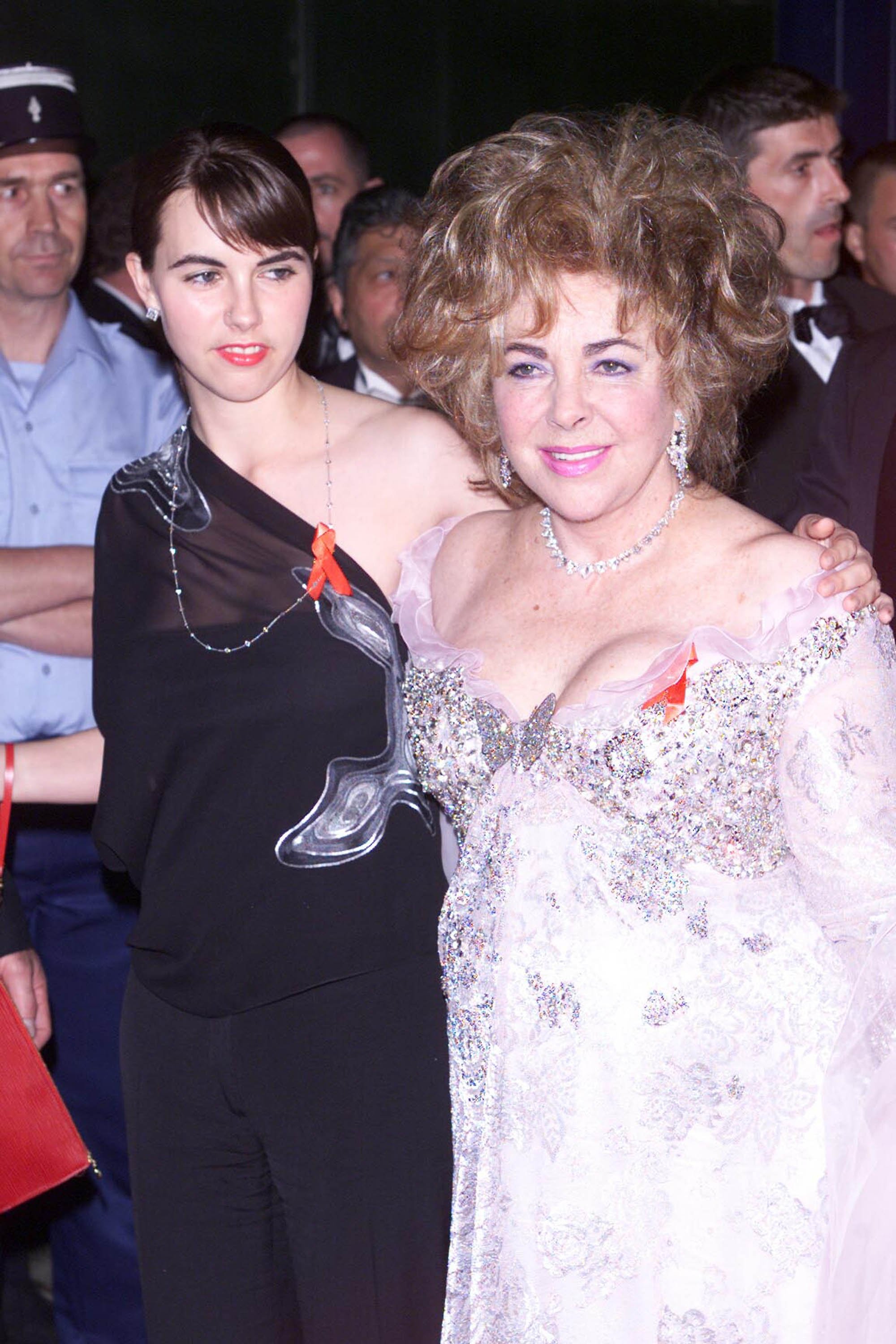 Elizabeth Taylor and her grand-daughter attend the AMFAR dinner on May 10, 2001 in Cannes | Photo: Getty Images