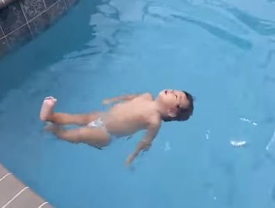 Un Bebe D Un An Nage Dans Une Piscine Comme Un Poisson La Mere Enregistre Une Video Qui Devient Immediatement Virale Un Bebe D Un An Nage Dans Une Piscine Comme Un Poisson La Mere Enregistre Une Video Qui Devient Immediatement Virale