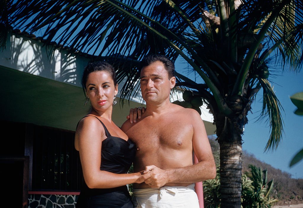 Portrait of Elizabeth Taylor and Mike Todd at their honeymoon retreat on February 7, 1957  | Photo: Getty Images