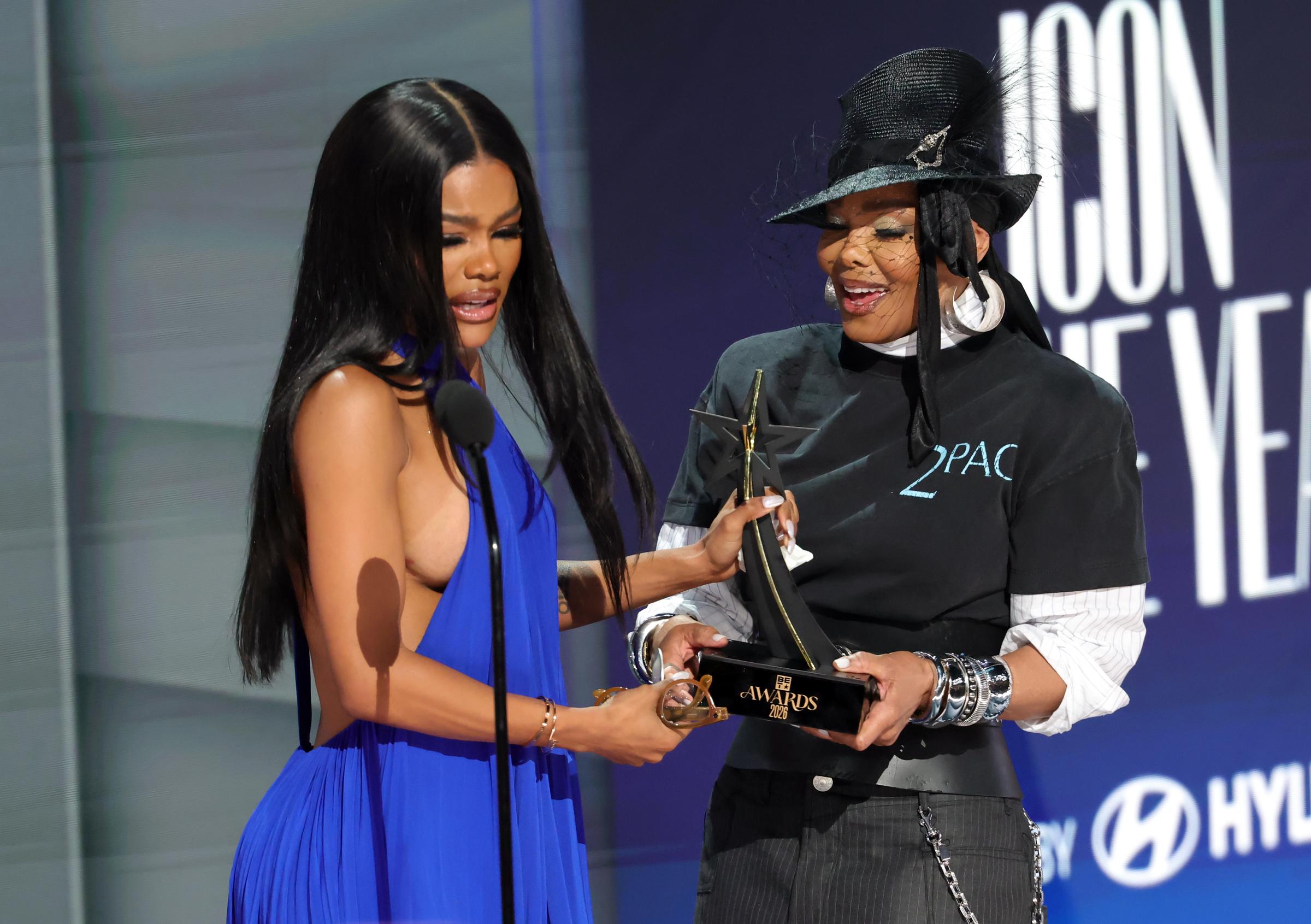Janet Jackson presented Taylor with the Icon of the Year Award during the ceremony, recognizing her impact across music, film, and other creative fields. Taylor later thanked Jackson for years of guidance and support, calling the music legend her "biggest inspiration." | Source: Getty Images