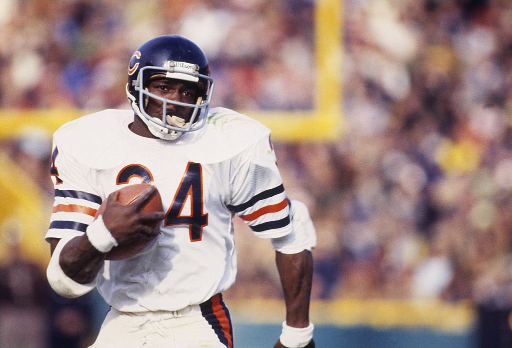 Chicago Bears' running back Walter Payton #34 runs with the ball circa 1975-1987. | Photo: Getty Image