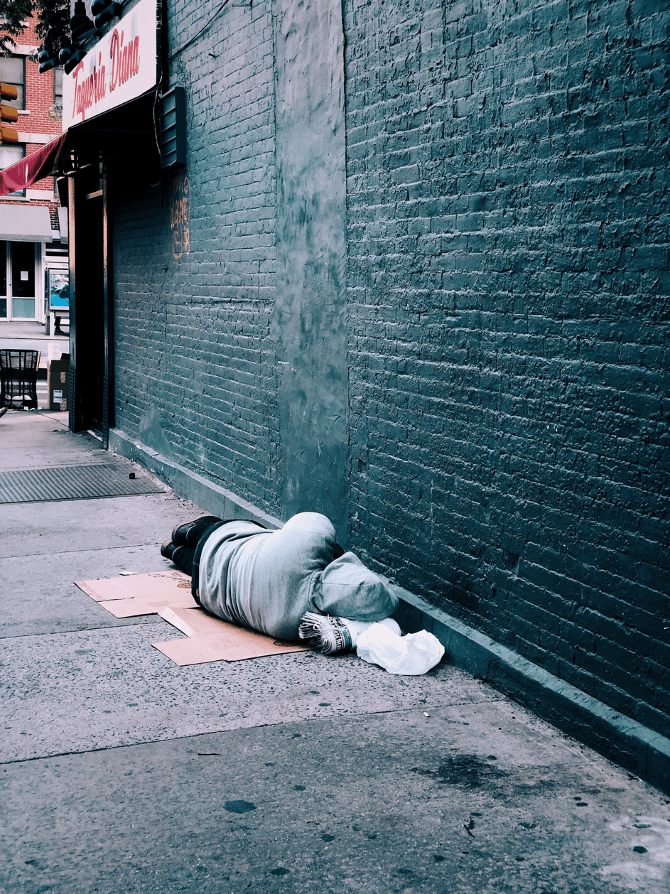 Der Obdachlose sah aus, als bräuchte er medizinische Hilfe. | Quelle: Pexels