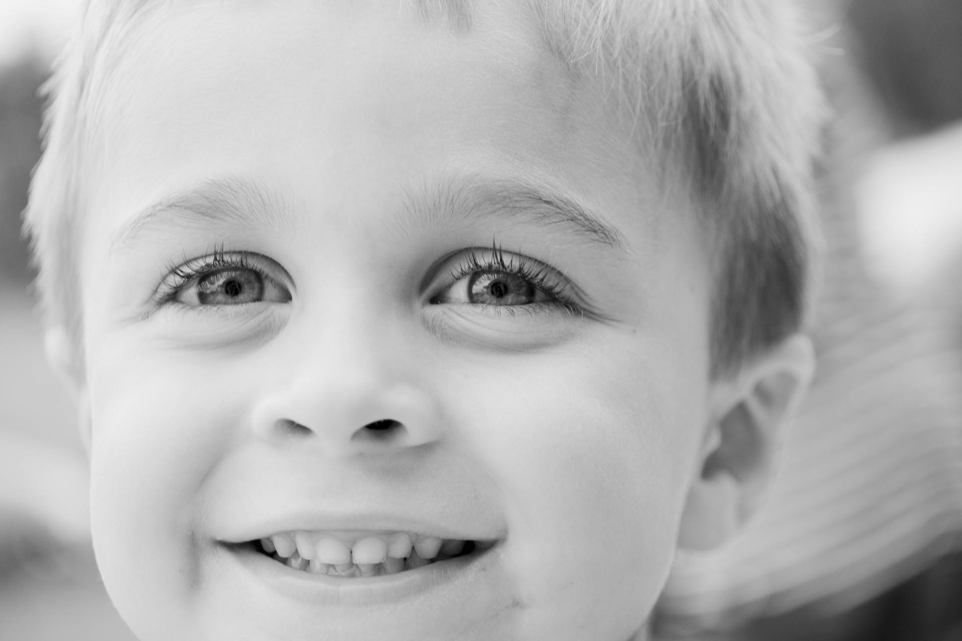 Grayscale portrait of a smiling little boy | Source: Pexels