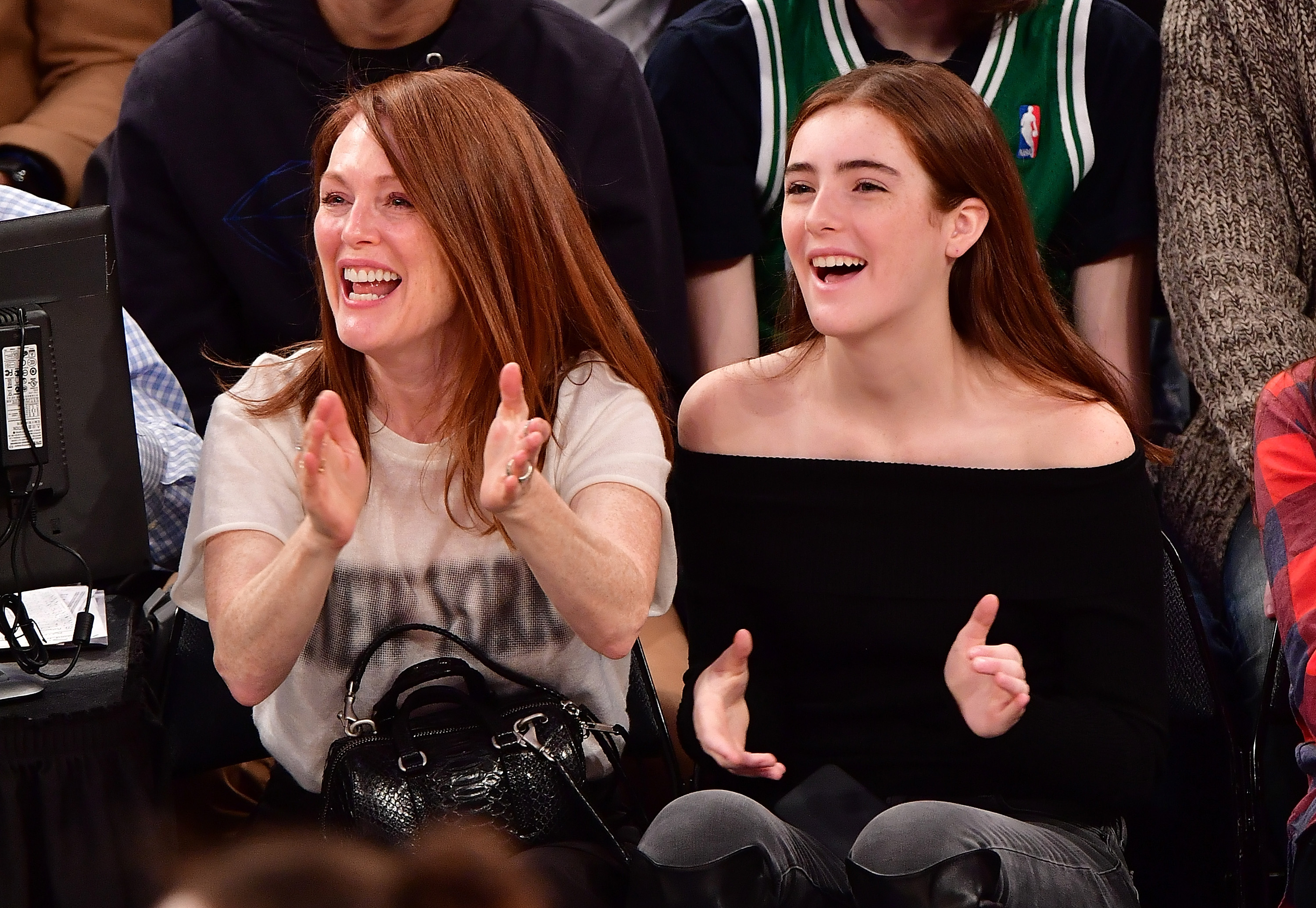 Julianne Moore and Liv Freundlich at the Boston Celtics Vs. New York Knicks game in New York City on December 25, 2016 | Source: Getty Images