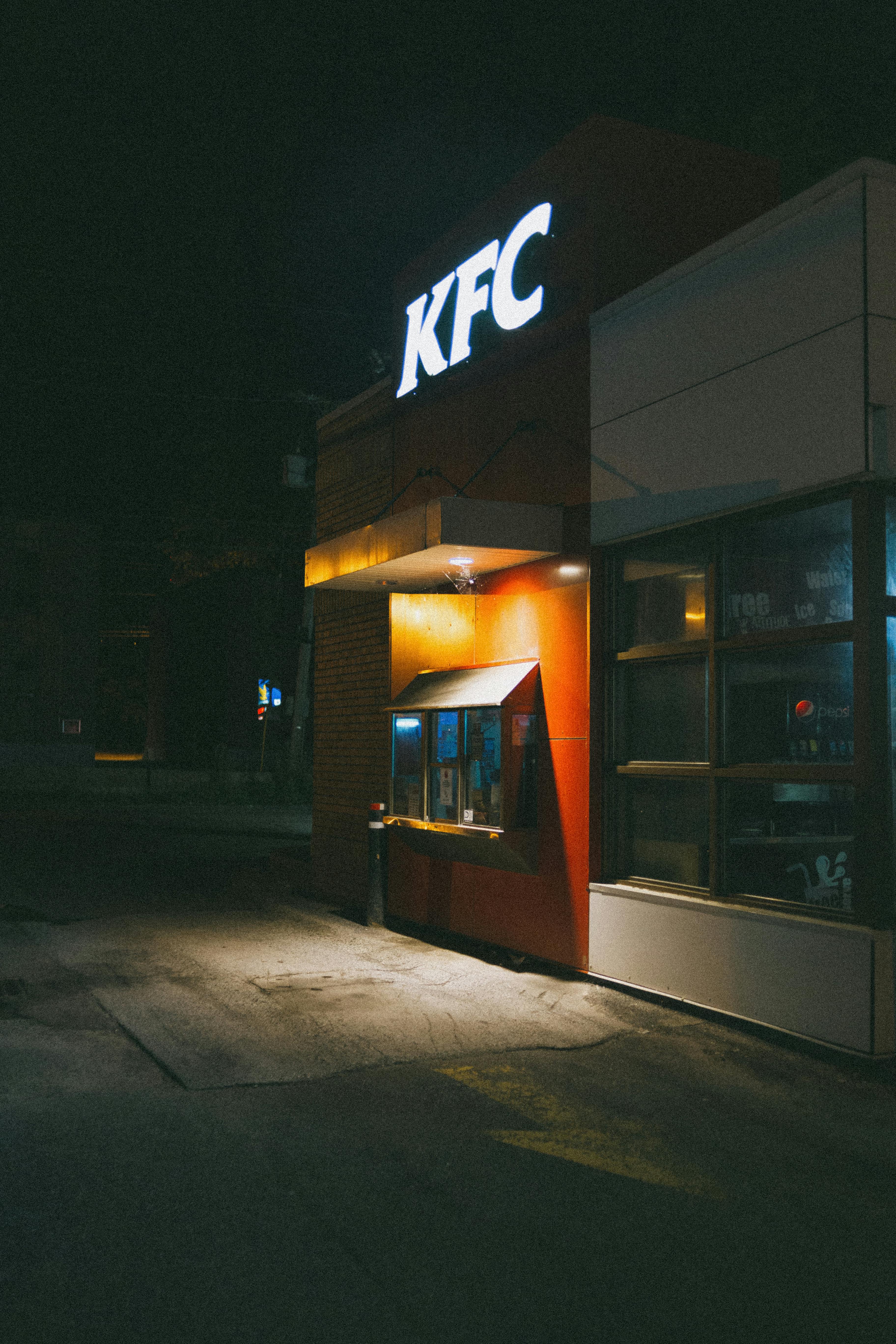 A KFC store at night | Source: Pexels