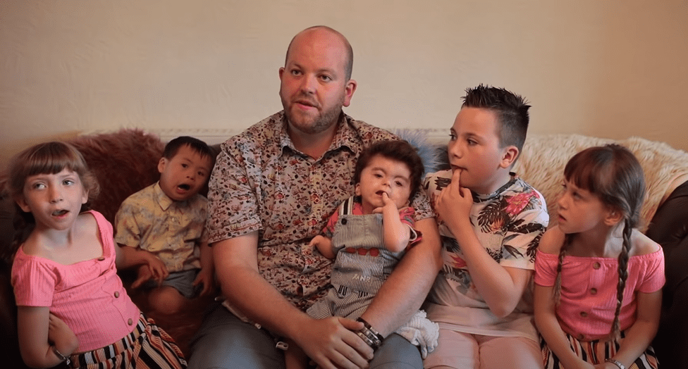 Ben Carpenter with his children during a 2019 interview. | Photo: YouTube/Caters Video